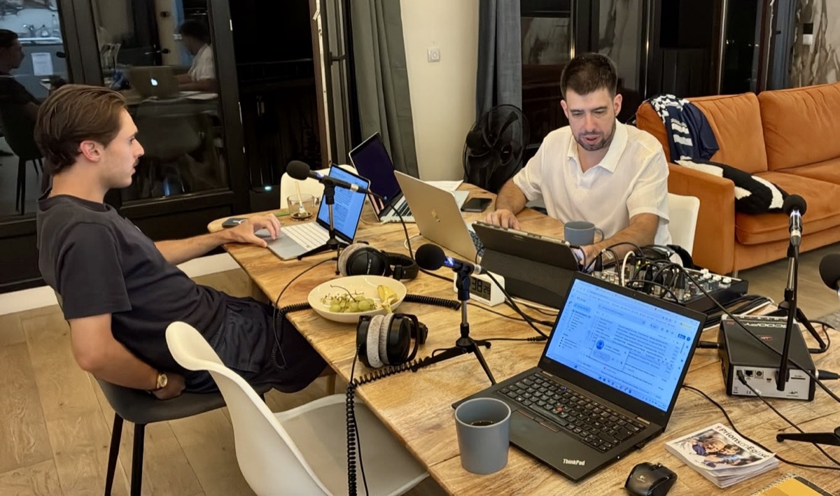 Grégoire Berthaud et Simon Marty, avant la matinale en direct de Paris