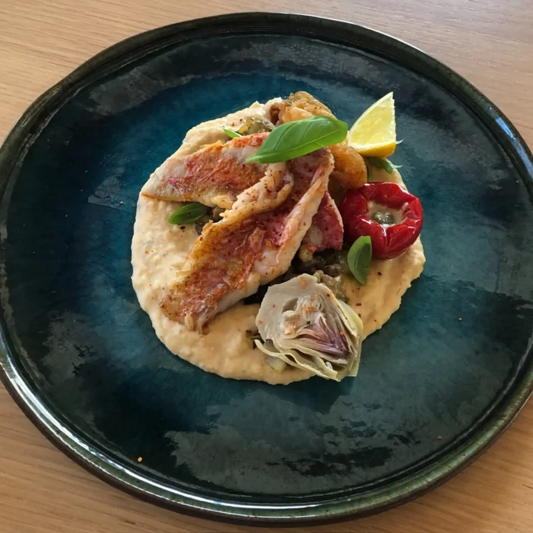 Filet de rouget grillé , beignet de fleur de courgette, poivron grillé, artichaut en barigoule et crémeux de lentilles corail .