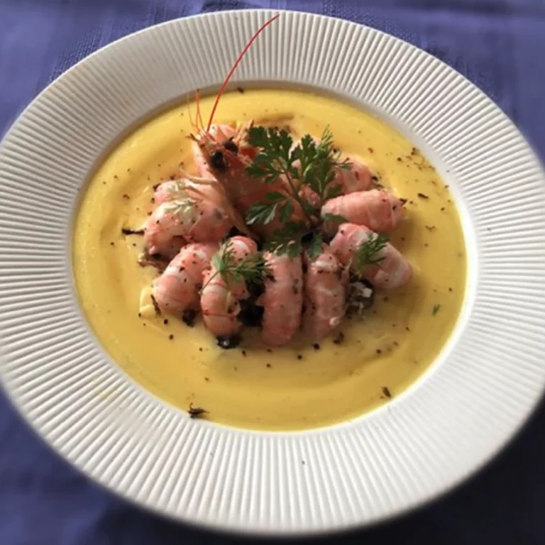 Les langoustines à la baie de selim sur une duxelle de chanterelles