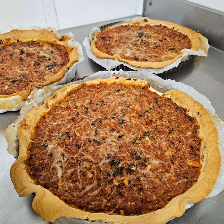 Composition florale de bouquets de brocolis et tiges de carottes avec des pétales d'amandes effilées