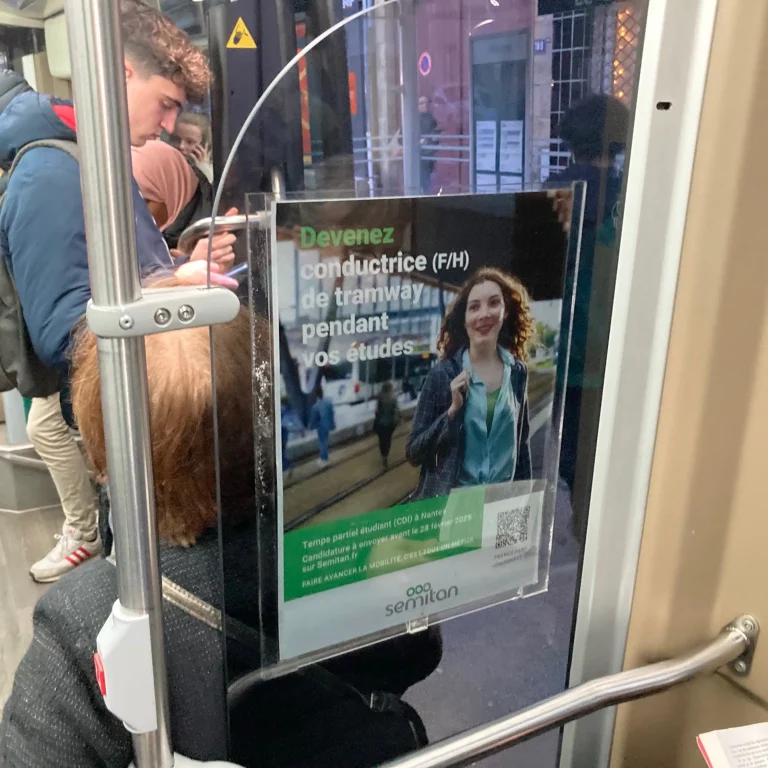 Un homme conductrice de tramway