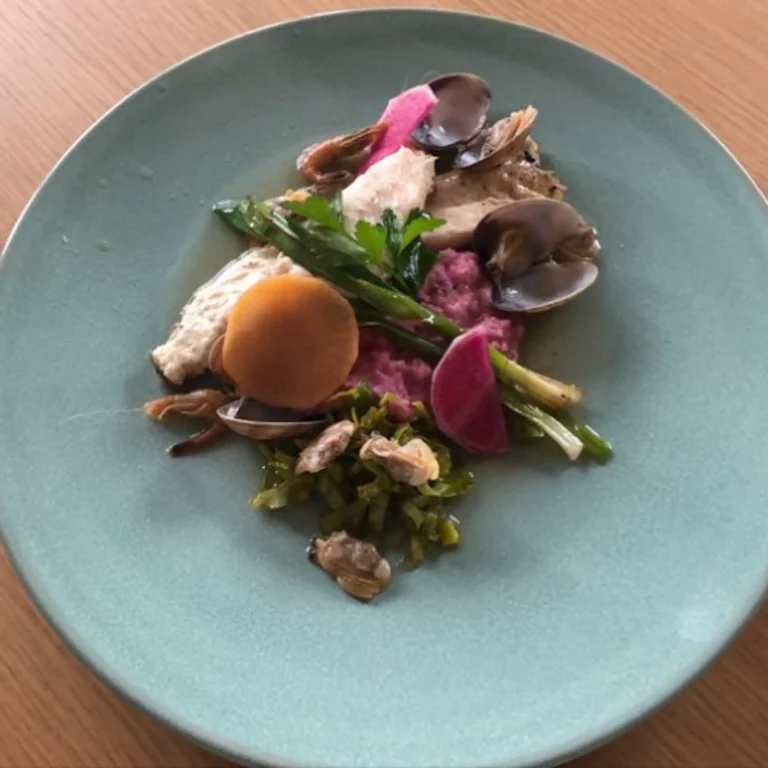 Bogue, bouillon de crevettes grises , purée de radis et fondue de poireau et palourdes