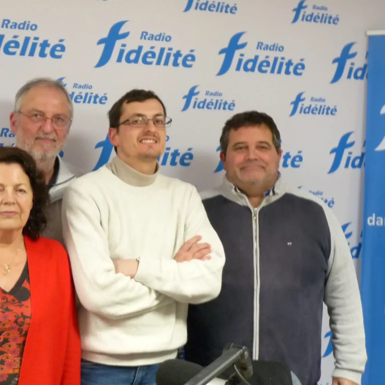Envel autiste raconte avec ses parents la petite enfance et le diagnostic 1/2