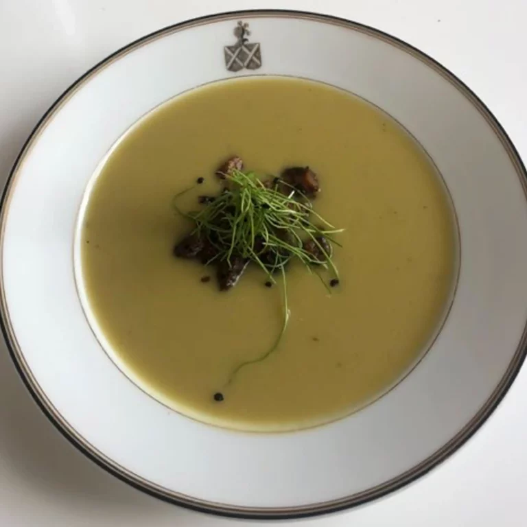 Velouté de poireaux au miso , croûton de châtaignes et pousses de poireaux