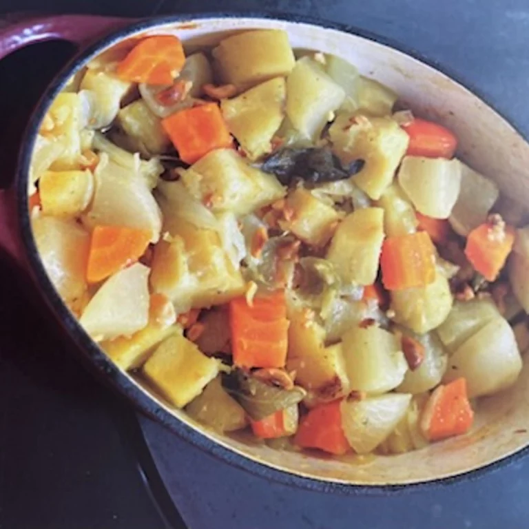 Cocotte de légumes hivernaux à la sauge et noisettes