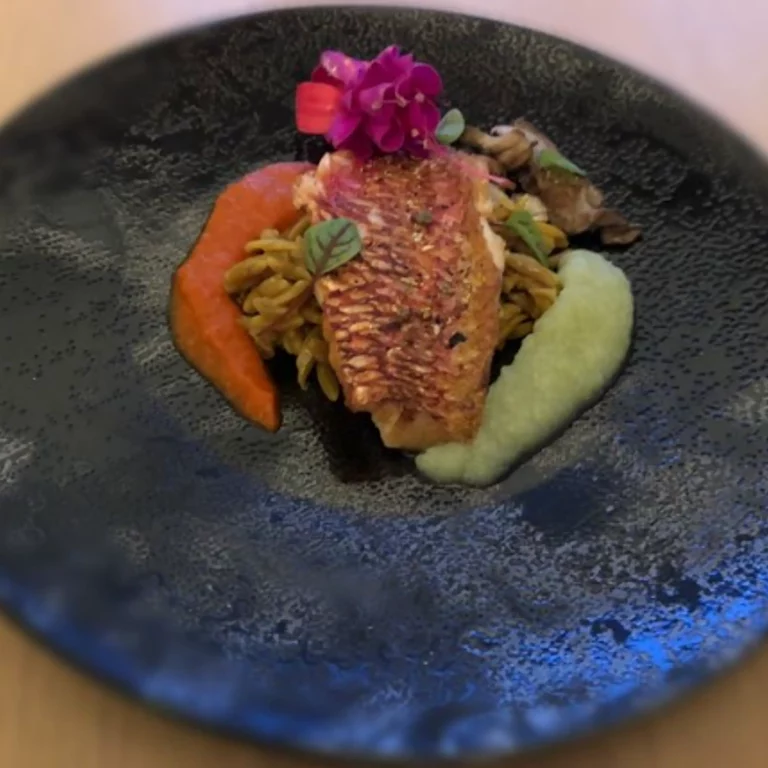 Rouget barbet au maceron purée d&rsquo;oignons nouveaux, risones au curcuma et fricassée de pleurotes