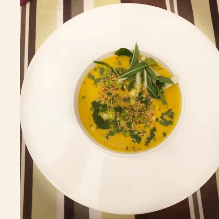 Velouté de carottes, fenouil, gingembre et citronnelle au lait de coco et au fenugrec et autres épices