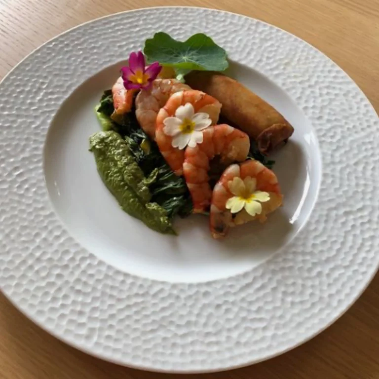 Crevettes black tiger, chou pak Choï braisé, pesto de fanes de radis/noix au moringa