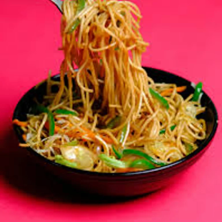 Les nouilles chinoises au poulet et aux légumes