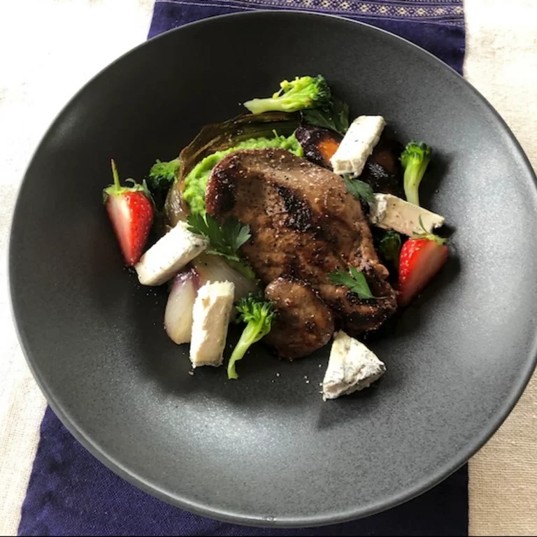Foie de chevreau, brocolis, fraises et chèvre frais