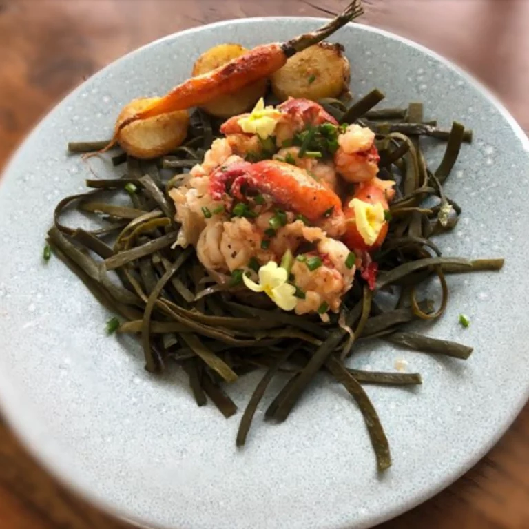 Homard Breton au beurre salé et oignons roses de Roscoff , haricots de mer, pommes de terre sautées.
