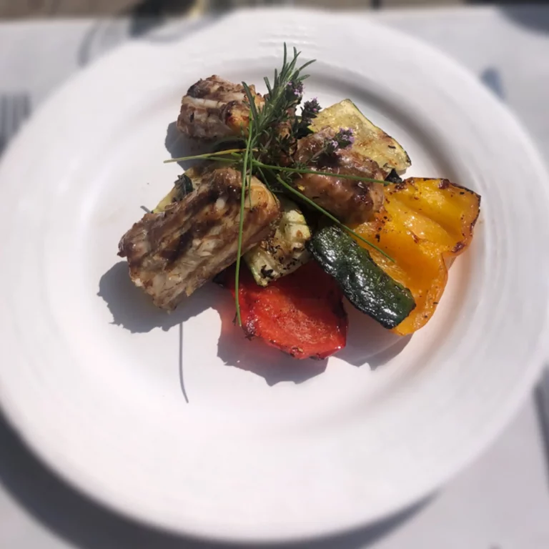 Roussette marinée aux épices et légumes grillés au barbecue