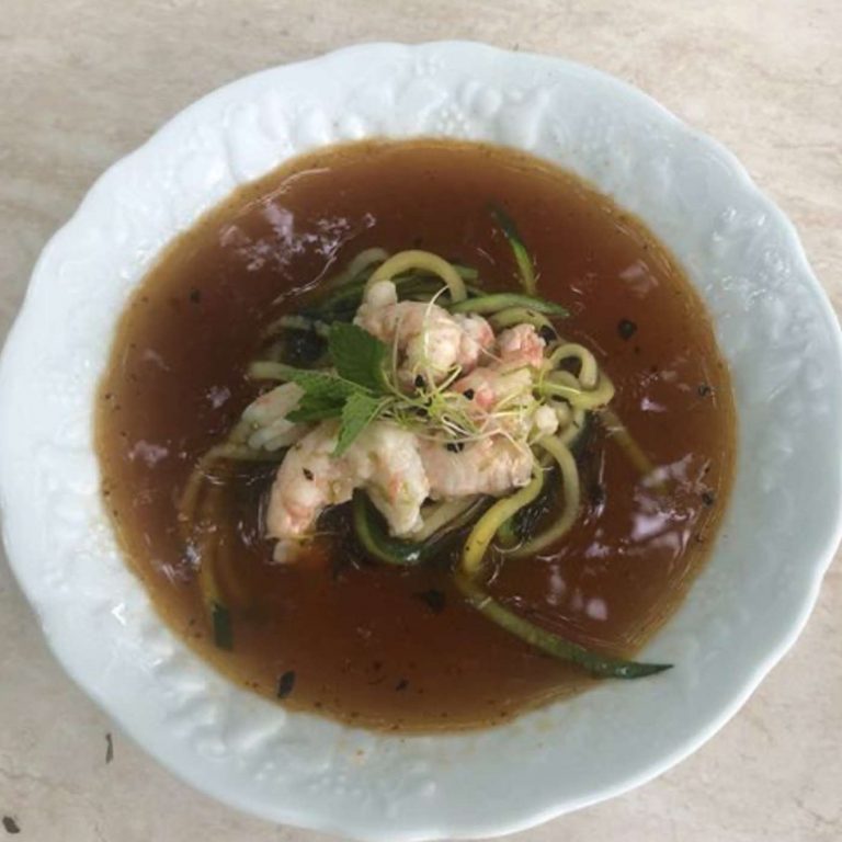 Consommé de langoustine thaï, courgette, basilic
