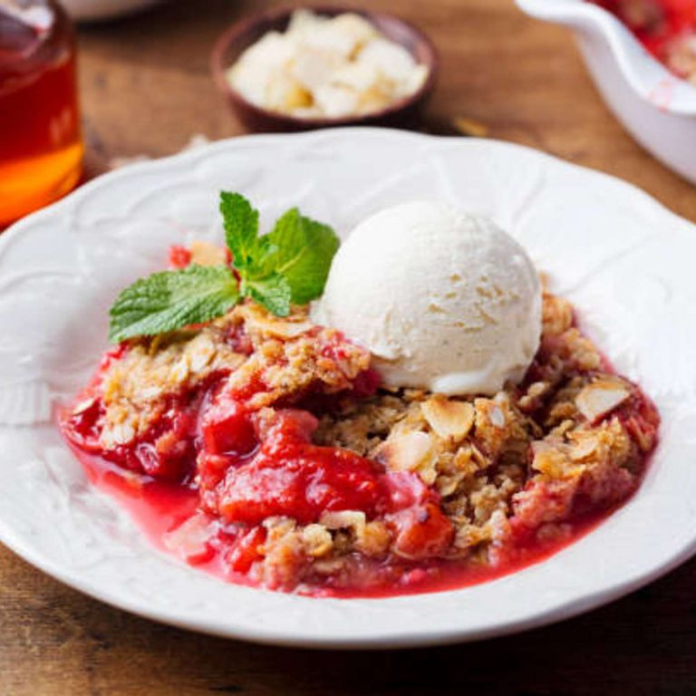 Crumble aux fraises des bois, groseilles et rhubarbe et sa glace au sarrasin