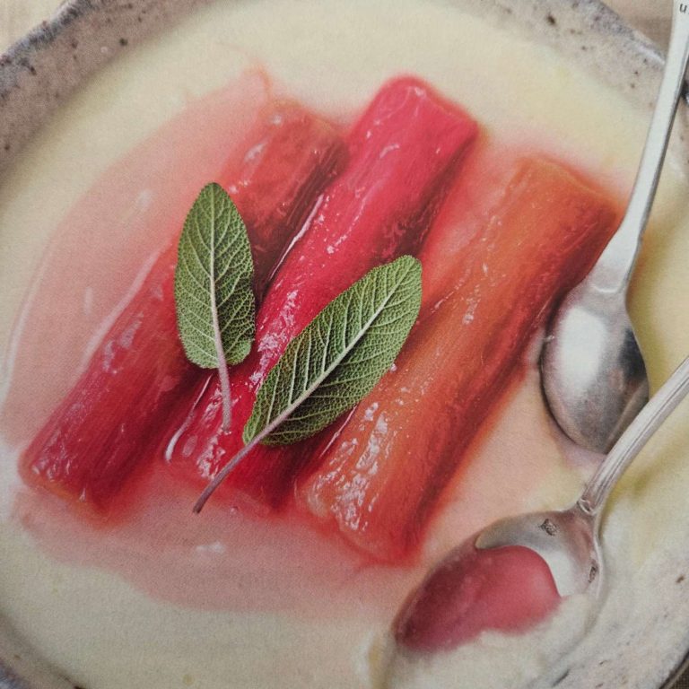 Crème au citron et bâtonnets de rhubarbe pochée