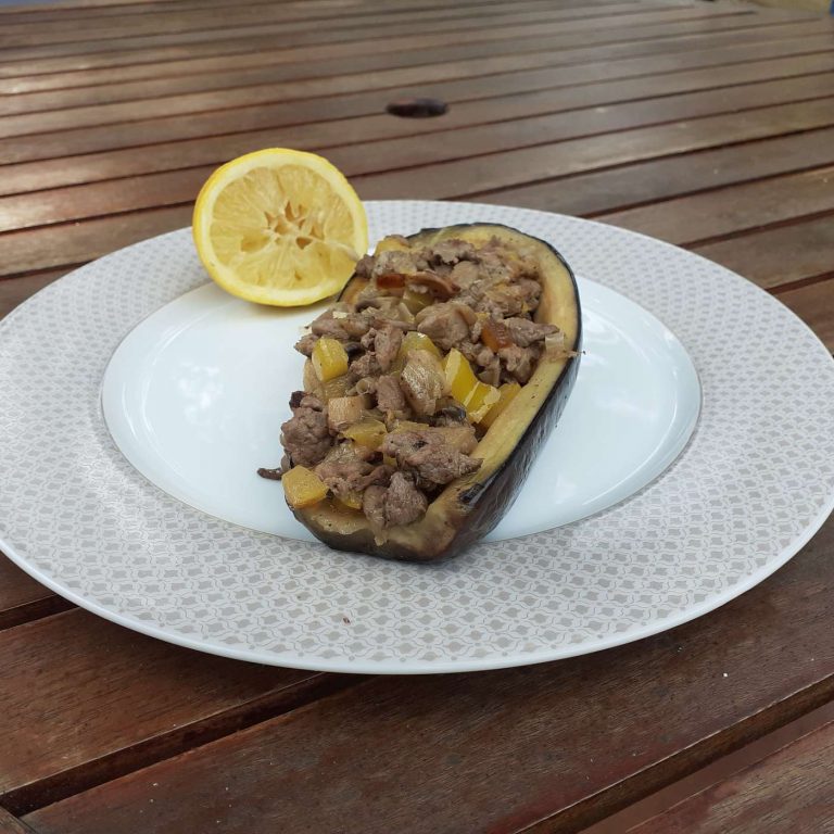Aubergines farcies au quinoa et sauce au yaourt à la menthe