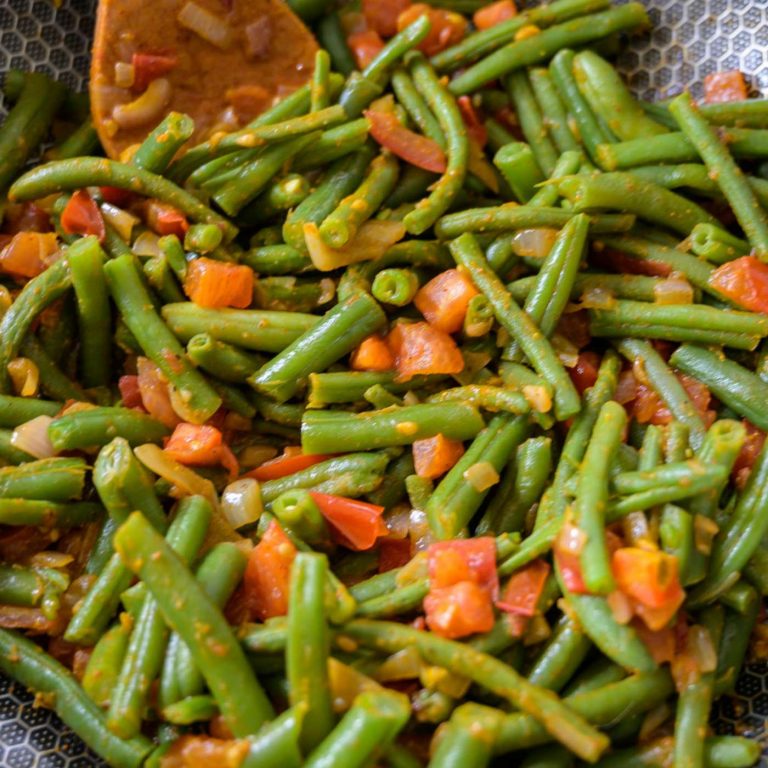 Curry de haricots verts tomate et cajous, raïta au concombre