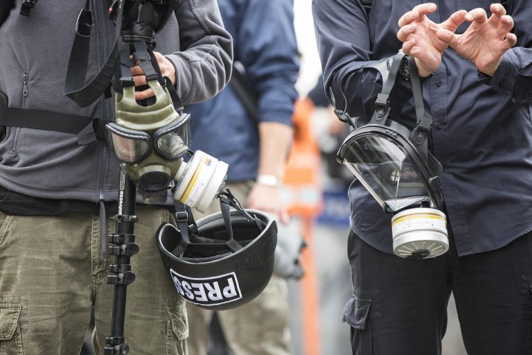 Reporter de guerre : "Mes enfants m'ont toujours vue partir en gilet pare-balles" avec Dorothée Olliéric et Mortaza Behboudi, son fixeur