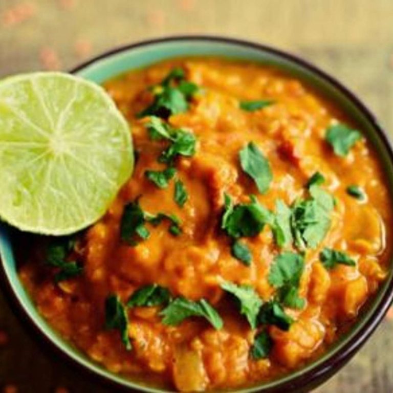 Dahl de lentilles corail, patates douces et carottes