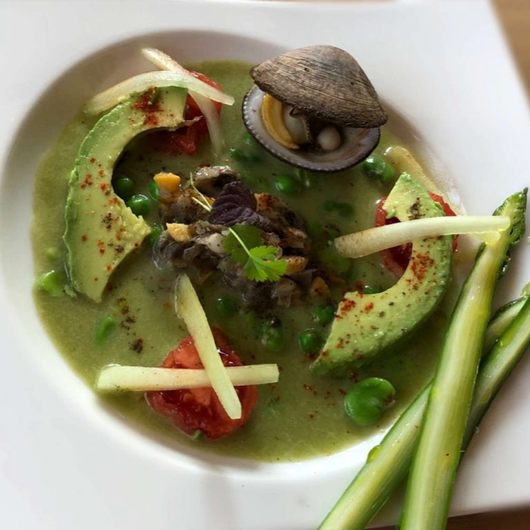 Amandes de mer, avocat et coulis vert aux asperges et petits pois