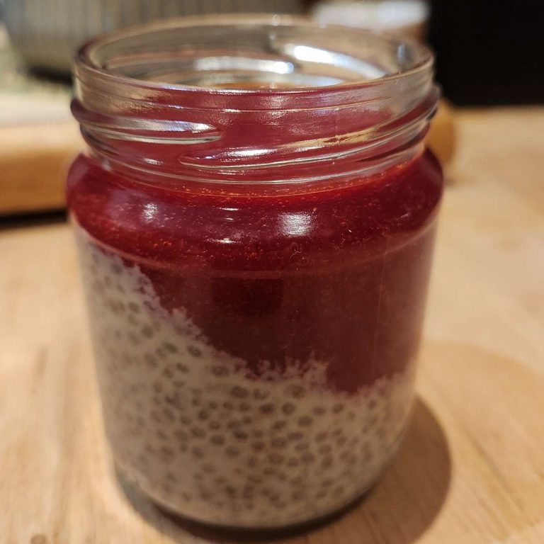 Dessert de graines de chia et coulis fruits rouges